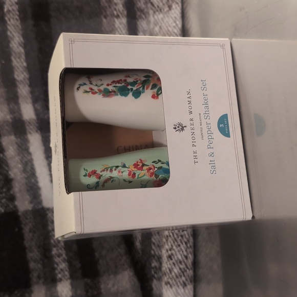 Pioneer woman salt and pepper shakers - Picture 1 of 3